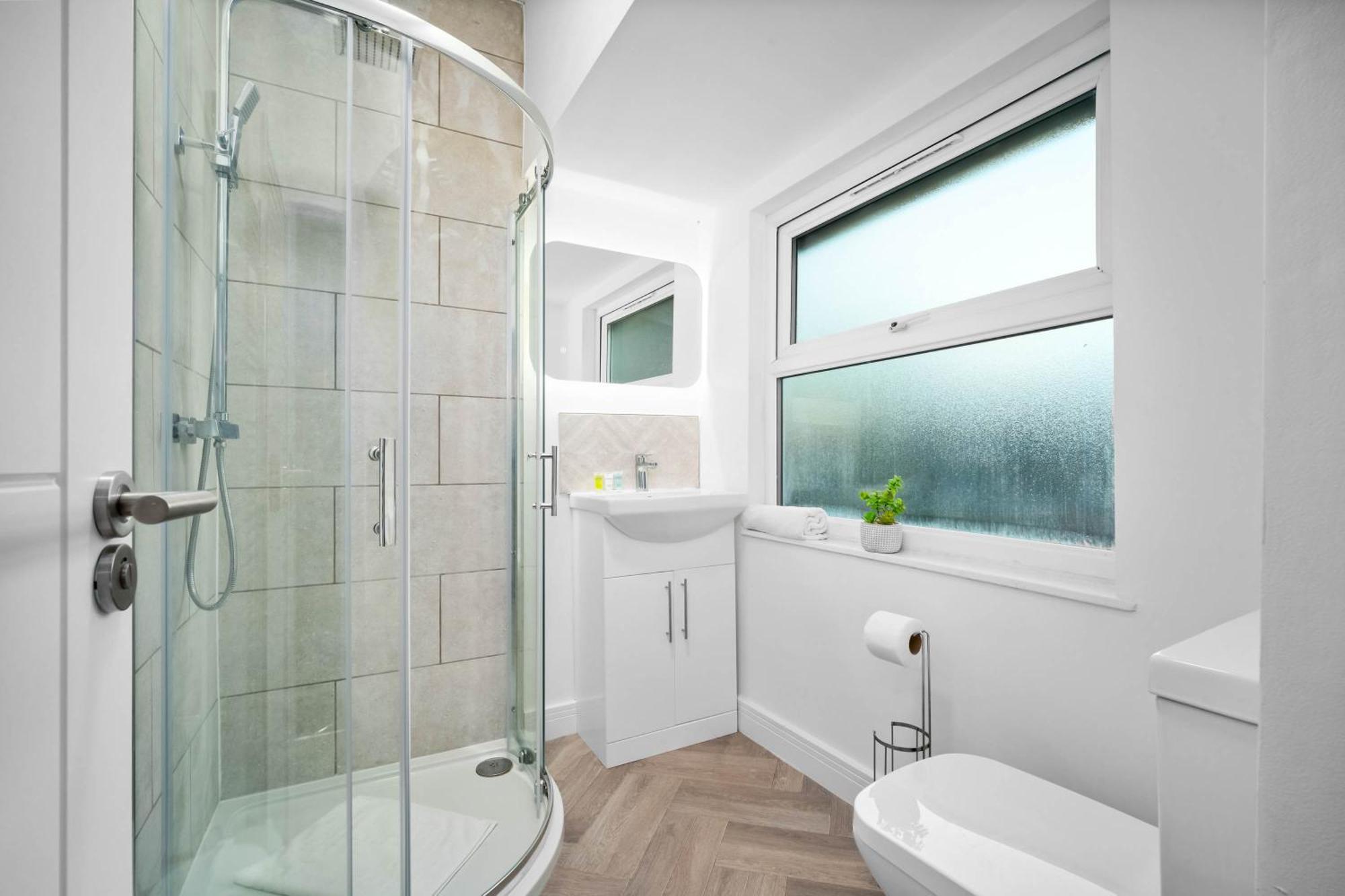Apartment Luxury One Bedroom - Fast Wifi - Netflix - On Street Parking 2br *