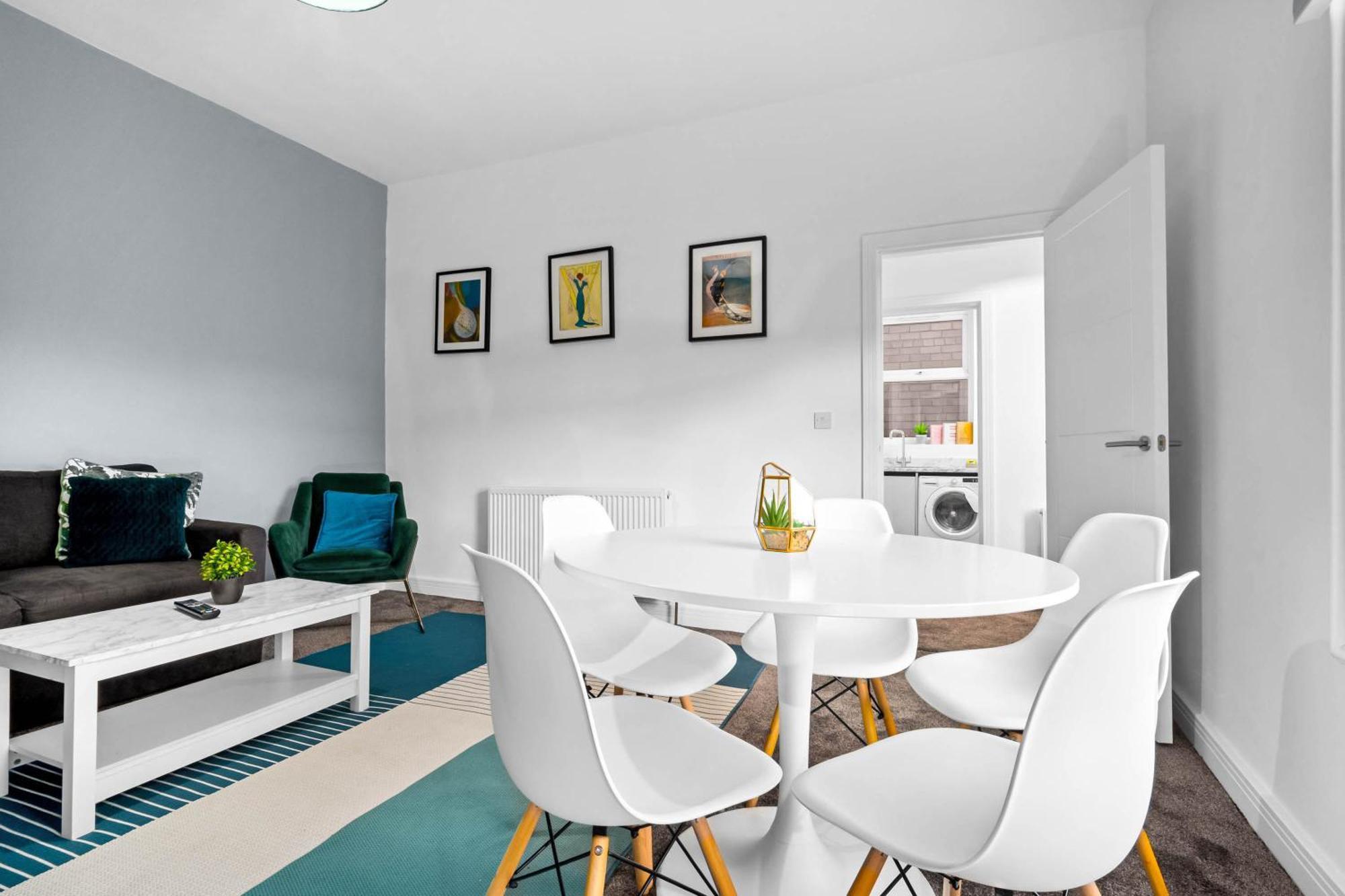 Luxury One Bedroom - Fast Wifi - Netflix - On Street Parking 2br Apartment *